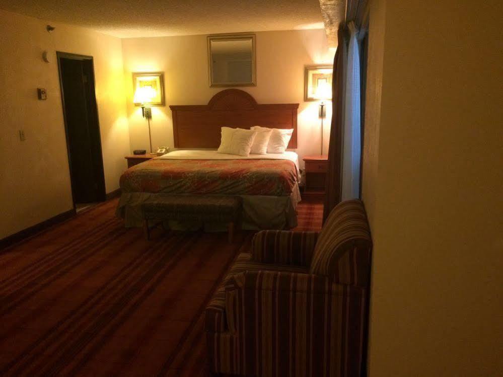 Plaza Hotel And Suites Pine Bluff Bagian luar foto